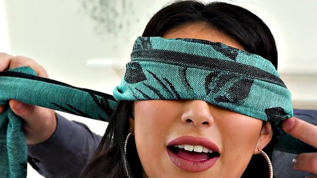 TS babe in lingerie sucked by babe during 3some