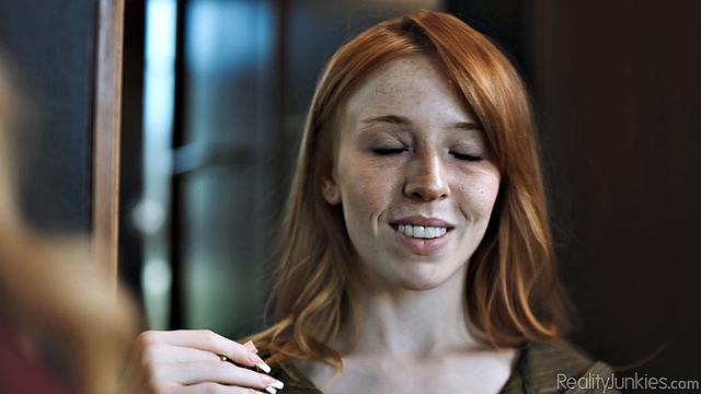 мамка затащила молодую блондинку и мужика в постель - скучно не будет