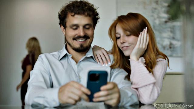 мамка затащила молодую блондинку и мужика в постель - скучно не будет