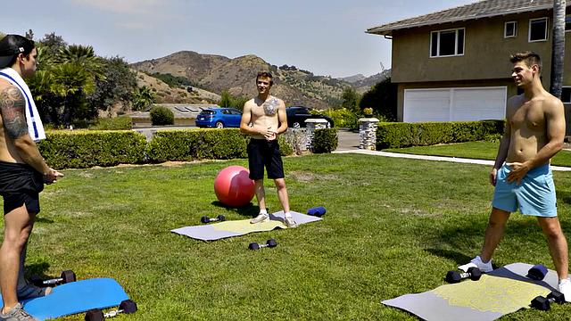 накачанные парни грубо трахают друг другу упругие жопы