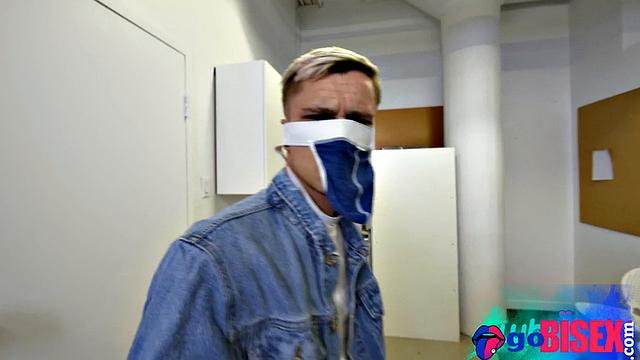 Миниатюрная брюнетка с упругой попкой в жёстком би-трио кончает на свежем воздухе.