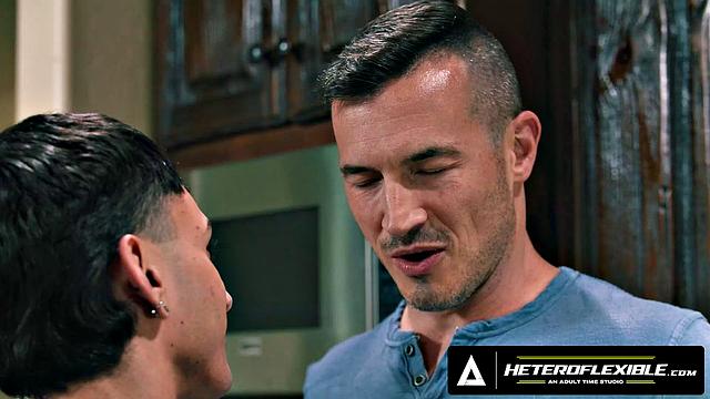 сирен сантяго соблазняет отчима и получает мощный кончей внутрь