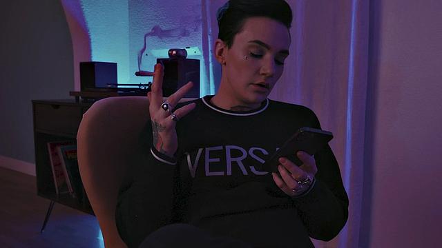 потаскушки с тату и жирными жопами устраивают языковое развлечение