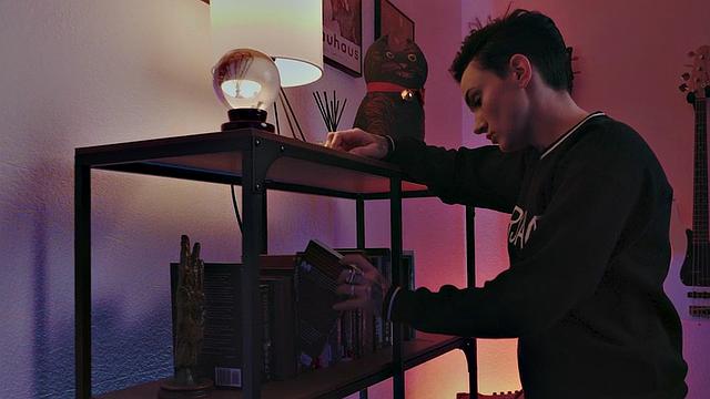 потаскушки с тату и жирными жопами устраивают языковое развлечение