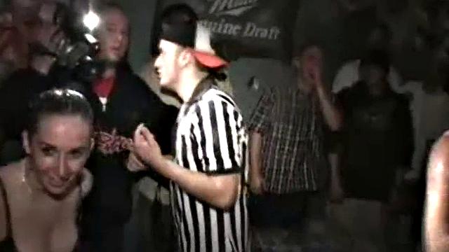 включай тусу и смотри, как блондинка трахается на вписке