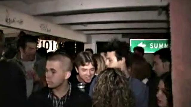 включай тусу и смотри, как блондинка трахается на вписке