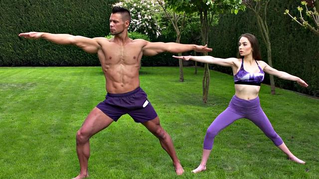 Пышногрудая йогиня скачет на тренере, а потом переходит к "протеиновому" шейку