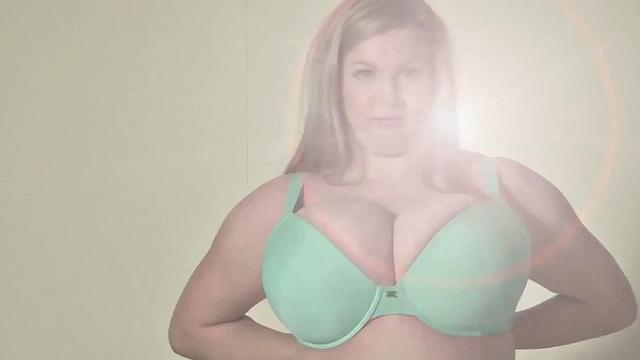 взрывная блондинка срывает лифчик и заводит до дрожи