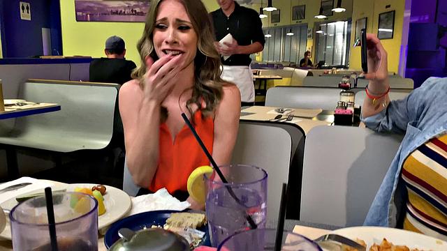 американка дрочит и катается на члене в позе наездницы