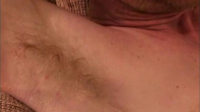 чарли берёт мужиков в оборот и доводит до оргазма