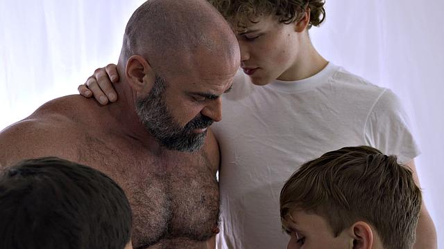 Бишоп устраивает дикий ритуал с тремя зрелыми старейшинами