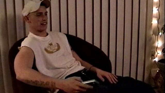 Маршалл сосет крепкий член парня и ловит сперму на лицо, гей-аматорка для любителей настоящей страсти.