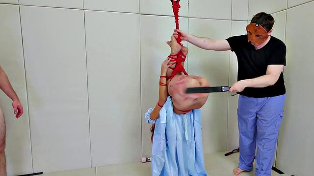 Смотри, как Танглед Танзи получает по заднице в жёстком BDSM-тройничке