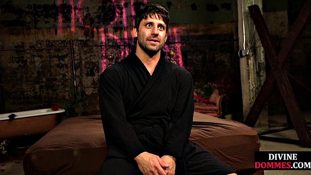 зрелая латексная госпожа хлещет и глубоко берет в рот