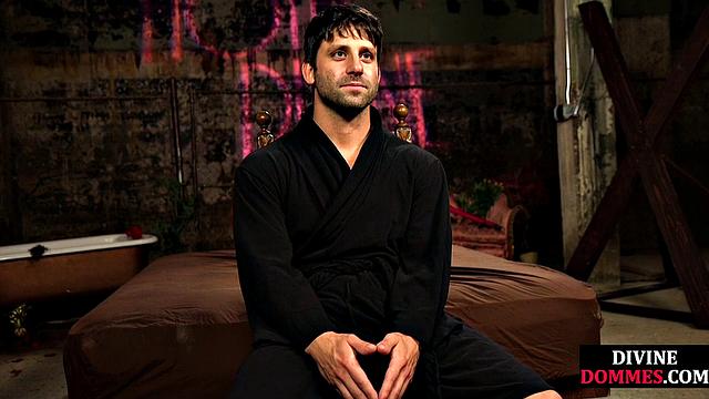 зрелая латексная госпожа хлещет и глубоко берет в рот