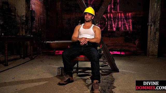 зрелая латексная госпожа хлещет и глубоко берет в рот