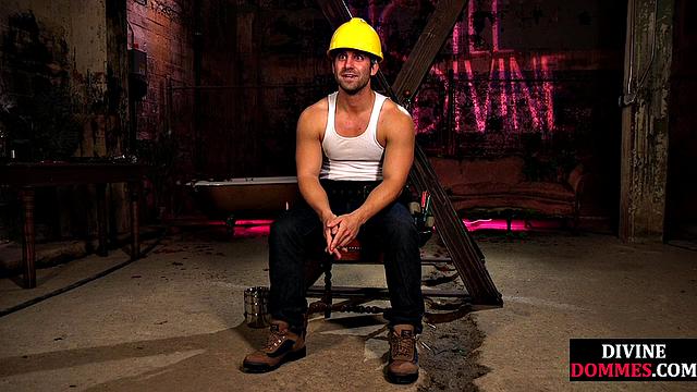 зрелая латексная госпожа хлещет и глубоко берет в рот