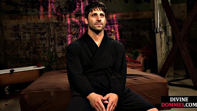 зрелая латексная госпожа хлещет и глубоко берет в рот