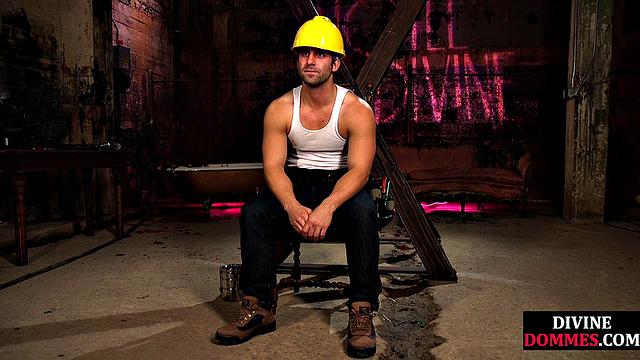 зрелая латексная госпожа хлещет и глубоко берет в рот