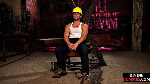 зрелая латексная госпожа хлещет и глубоко берет в рот