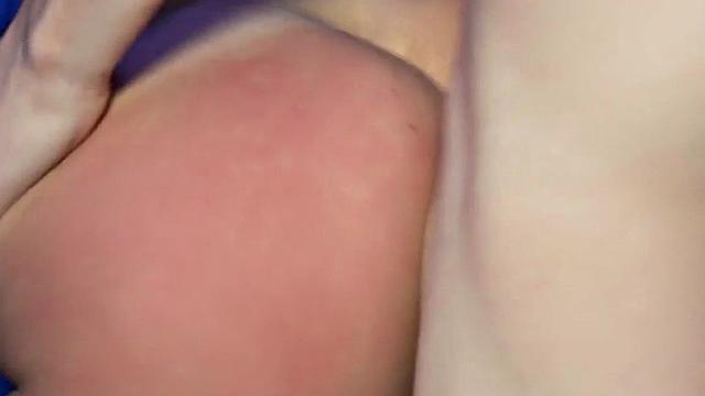 шикарная красотка соблазняет лже-священника в фургоне