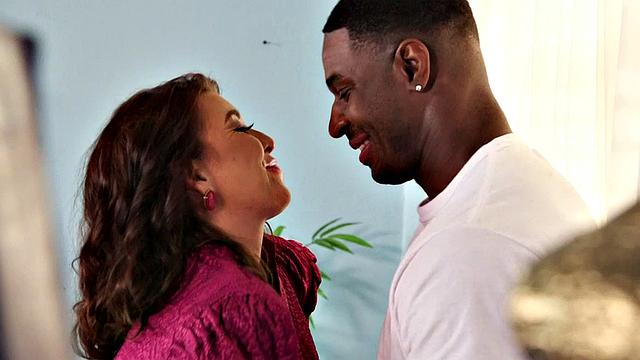 honey white жаждет черного члена прямо на свежем воздухе