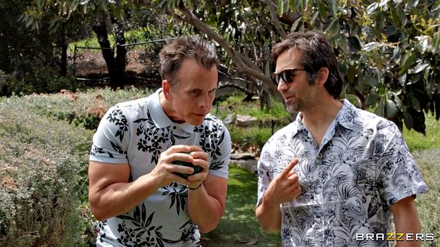 Саванна Самсон в платье на каблуках трахается с Лукасом Фростом прямо на поле, пока друзья не видят, зрелая любит жёстко сзади и глотает сперму.