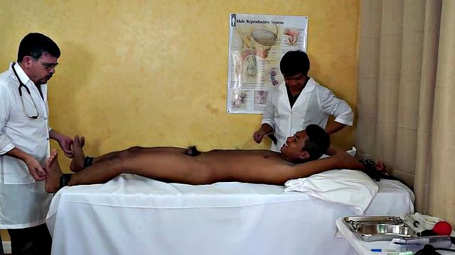 доктор тикл устроил джошу тикальные пытки и связал его к столу