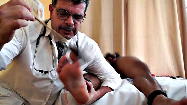 доктор тикл устроил джошу тикальные пытки и связал его к столу