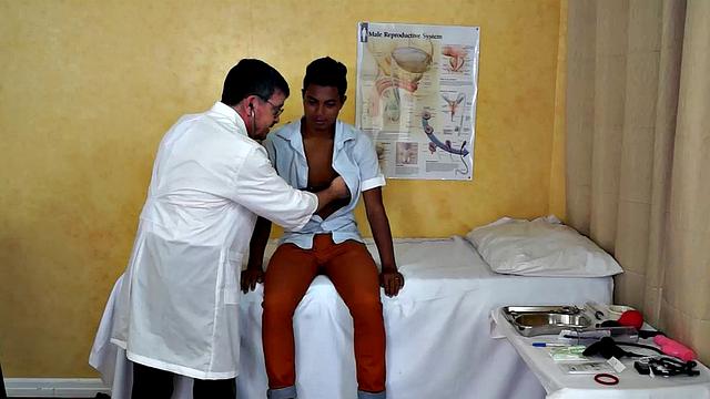 доктор тикл устроил джошу тикальные пытки и связал его к столу