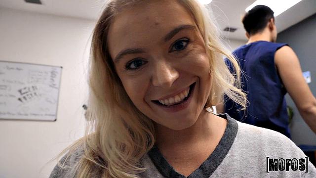 Виктор Рэй трахает Крисси Найт в общаге разными позами, она сосет и катается сверху.