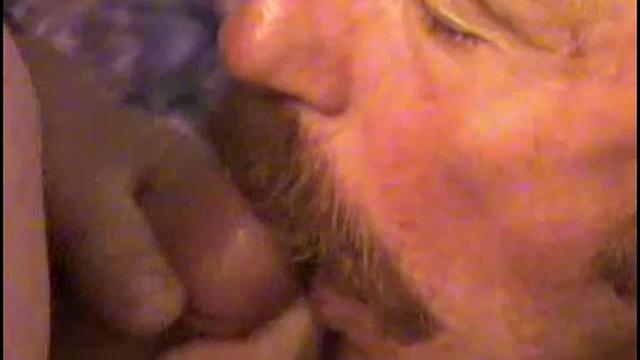 рэджи сосёт и дрочит зрелому мужику