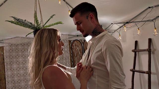 татуированный трахает грудастую блондинку раком