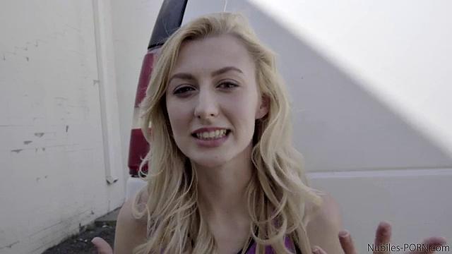 Алекса Грейс решает проблемы ртом и попкой - ага, в прямом смысле