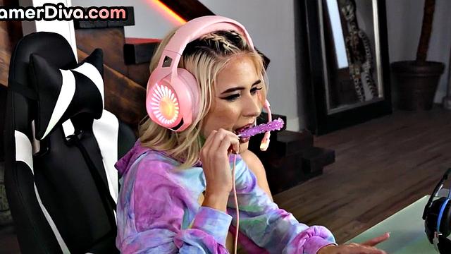 Petite gamer pussylicked before riding her lover's cock
