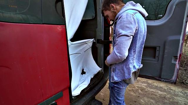 озорной актив жестко трахается в жопу с парнем на четвереньках