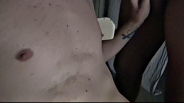 латинский парень отсасывает за деньги в укромном месте