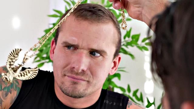 Mesmerized muscled hunk cock sucked in office