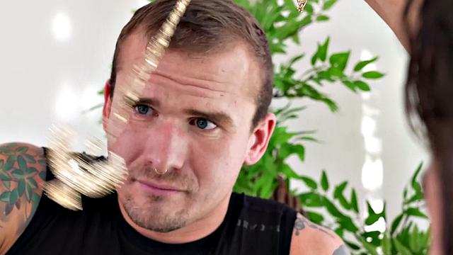 мускулистый татуированный парень получает минет в офисе