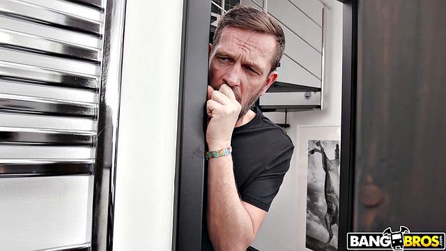 Поймал падчерицу за мастурбацией и вместо скандала устроил жаркую трахающую месть - Yanick Shaft и Simon Kitty играют по-взрослому, где двери не спасают от секса.