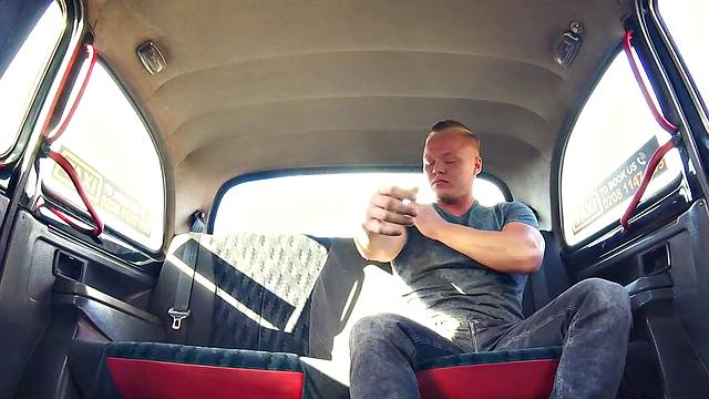 нет денег - расплатись киской: блондинка устраивает секс-марафон в такси