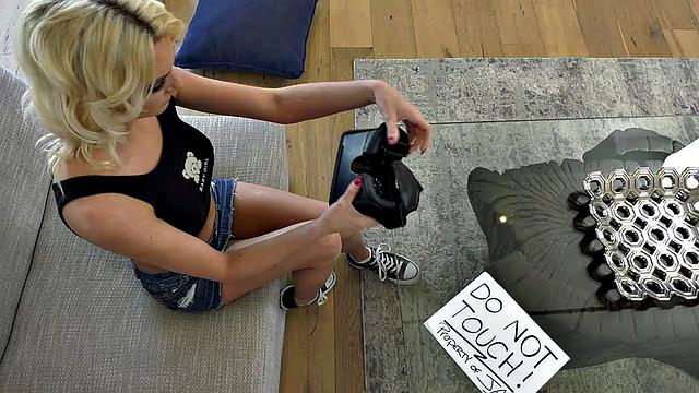 Big Tits Blonde Kenna James Gets Caught Watching Step Brothers Pork And Gets Pussy Licked