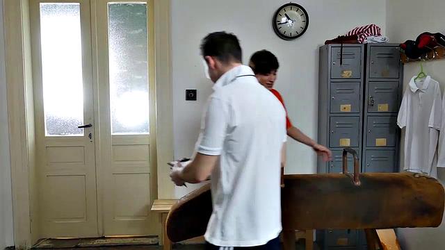 Тренер забыл про презерватив, зато Юрий явно не против