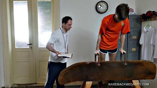 Тренер забыл про презерватив, зато Юрий явно не против