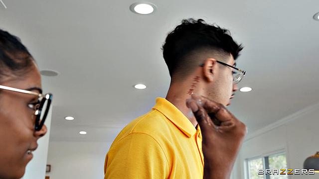 строгая сводная залетела и тоже захотела трахаться