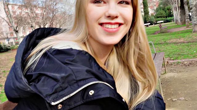 блондинка в очках сосёт и трахается на улице на каблуках