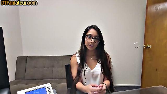 Две зрелые с густой писькой разрывают секс втроём, не дают отдышаться друг другу.