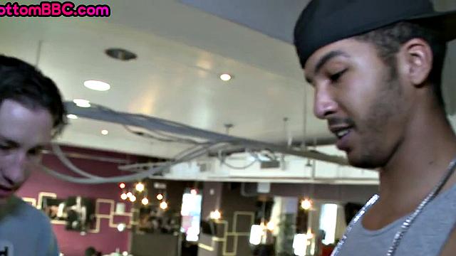 Белый топ жарит черного парня на улице