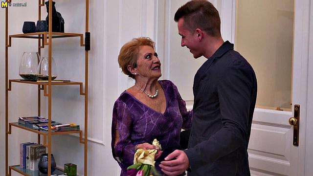 опытная бабуля устраивает жаркий минет молодому любовнику