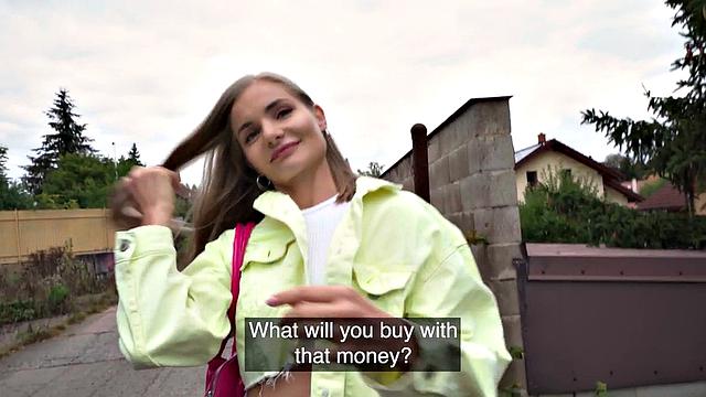 зрелая красотка в общественном месте принимает большой член в мокрую киску